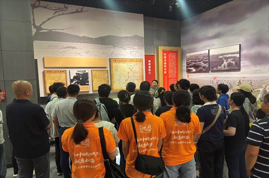 一群人在餐厅里站着AI 生成的内容可能不正确。