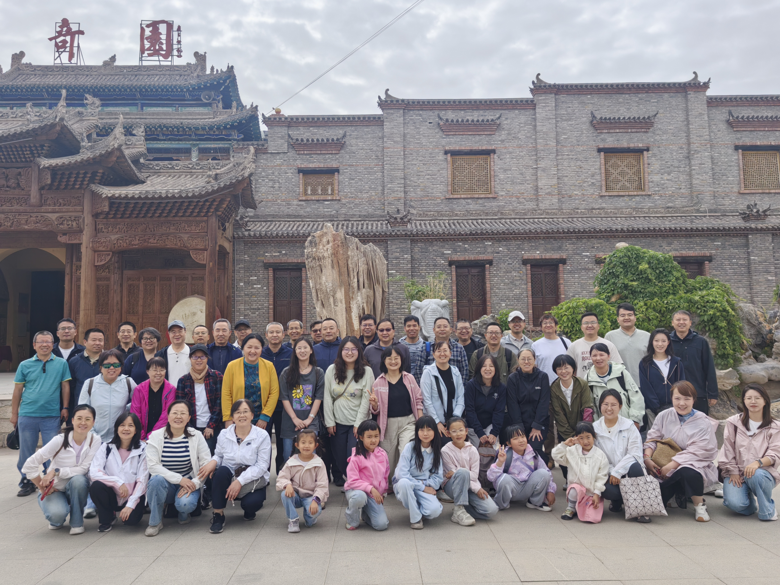 经济管理学院工会成功举办“走进春天·拥抱自然”主题春游活动