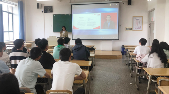 经济管理学院2018级全体同学观看 “同上‘四史’ 思政大课”