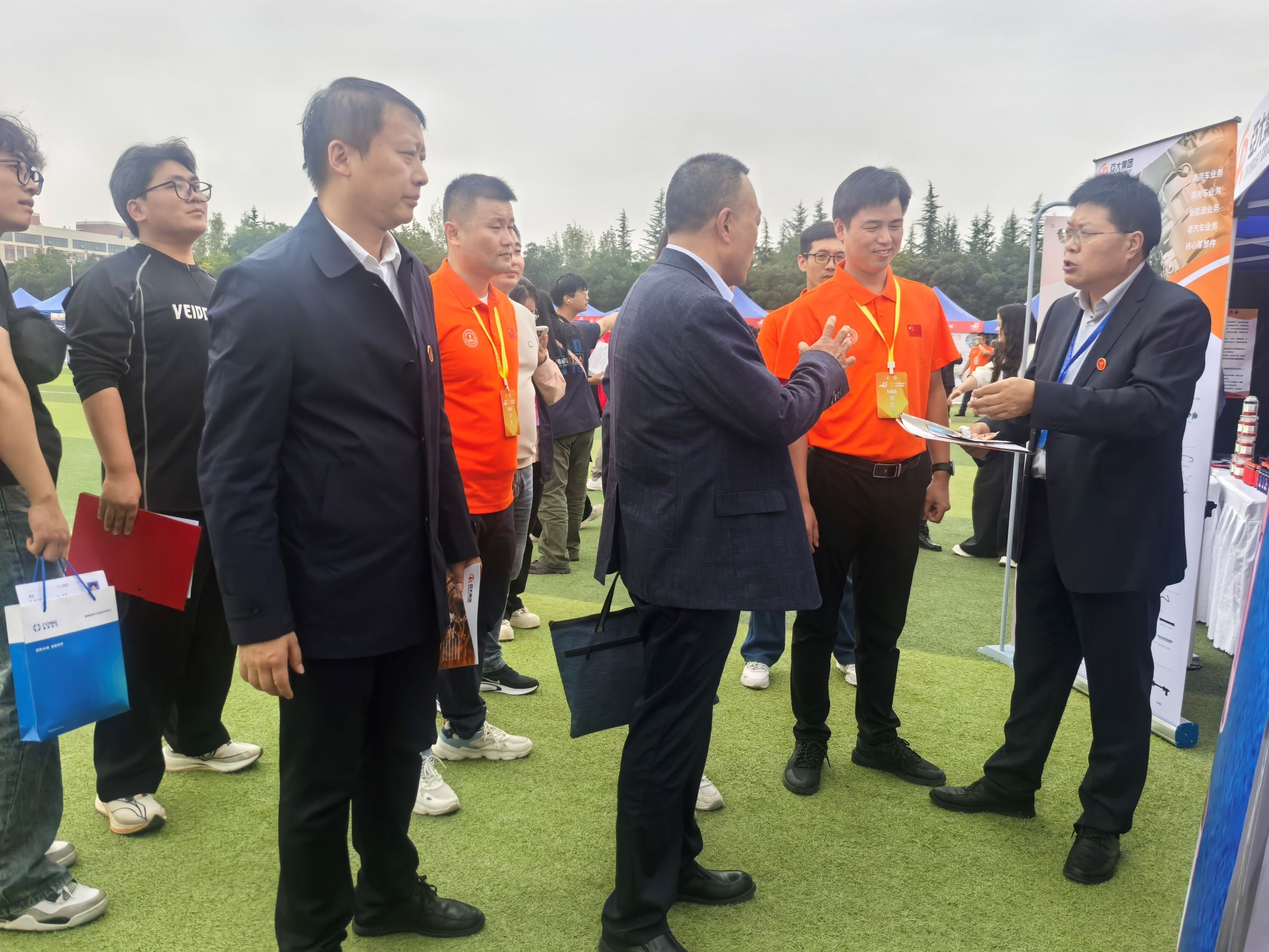 经济管理学院成功举办“商业精英挑战赛暨校友企业展览人才招聘会”