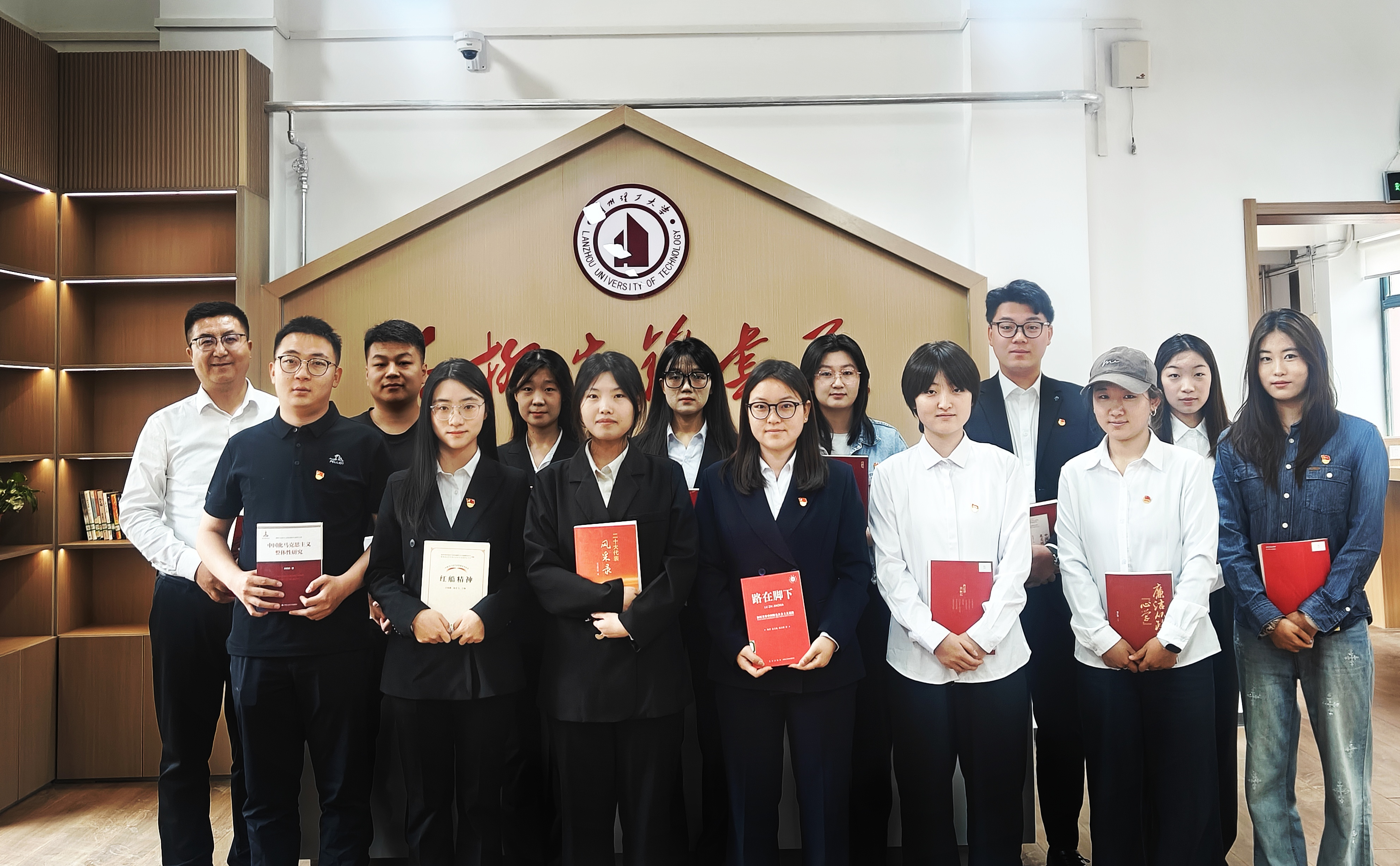 红柳传精神，书香润社区——经管学院金融学专业本科生党支部开展红色书籍分享会