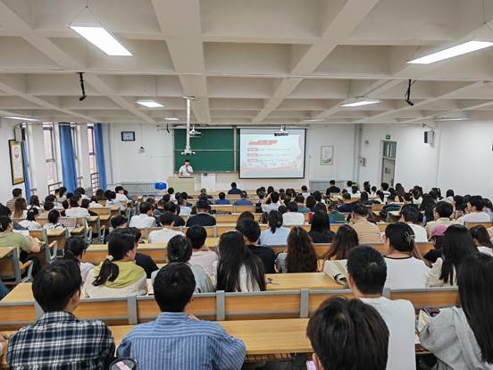 经济管理学院党委书记为全院师生党员讲授党纪学习教育专题党课