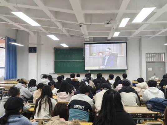 学两会精神，领时代风航——经济管理学院团委、学生会举办全国两会精神学习活动
